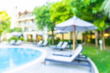 Otel tatil beldesinde tatil için kullanılan bulanık yüzme havuzu.