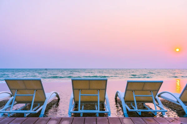 Lege Stoel Rond Buitenzwembad Hotel Resort Bij Zonsondergang Zonsopgang Tijd — Stockfoto