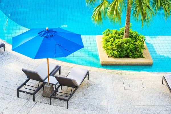 Güzel Boş Sandalye Şemsiyeli Açık Havuz Oteldeki Tatil Gezisi Için — Stok fotoğraf