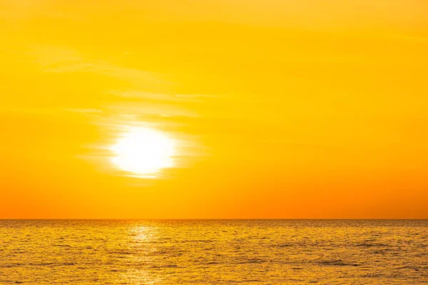 自然を背景に夕日や日の出の時間に海のビーチの海の美しい風景 — ストック写真