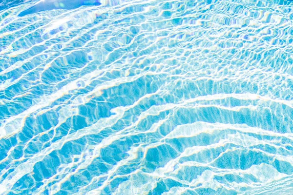 要旨と表面青いプールの水の背景 — ストック写真