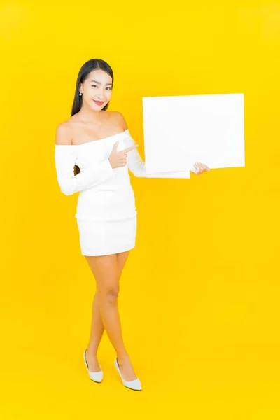 Retrato Hermosa Joven Negocio Asiático Mujer Con Vacío Blanco Cartelera — Foto de Stock