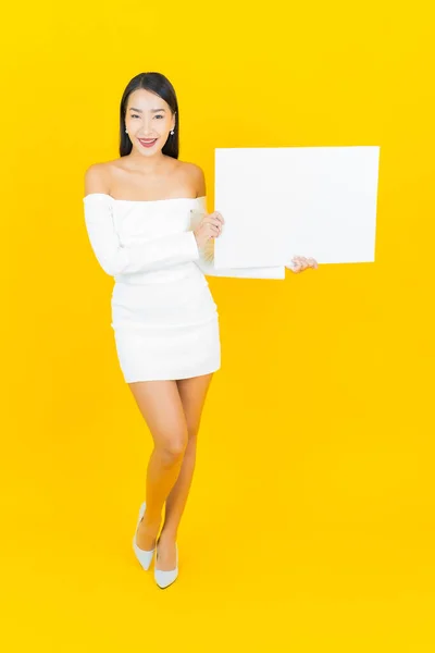 Portrait Belle Jeune Femme Asiatique Affaires Avec Carte Panneau Affichage — Photo