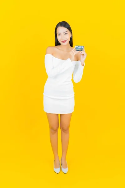 Retrato Hermosa Joven Mujer Asiática Negocios Con Teléfono Móvil Inteligente — Foto de Stock