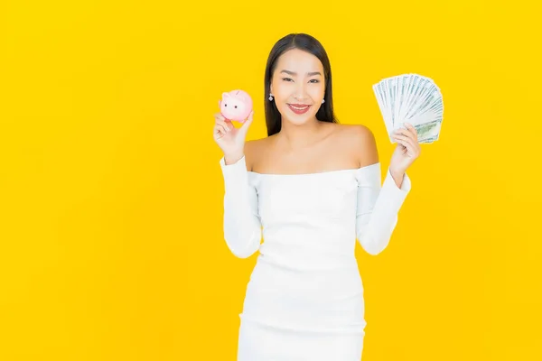 Porträt Schöne Junge Business Asiatin Mit Viel Bargeld Und Sparschwein — Stockfoto