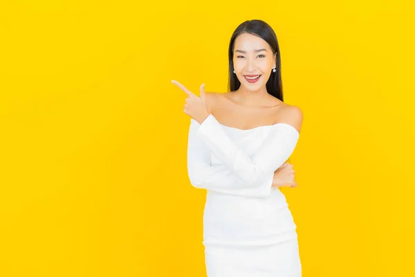 Portre Güzel Genç Kadını Gülümseyen Eylem Sarı Arka Planlı Asyalı — Stok fotoğraf
