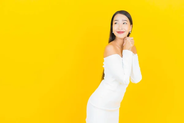 Πορτρέτο Όμορφη Νεαρή Ασιατική Επιχείρηση Γυναίκα Χαμόγελο Και Δράση Κίτρινο — Φωτογραφία Αρχείου