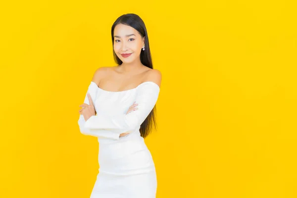 Retrato Bonito Jovem Negócio Asiático Mulher Com Sorriso Ação Amarelo — Fotografia de Stock