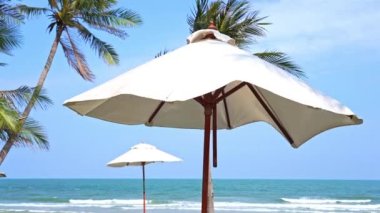 Güzel dalgalı denizin sakin görüntüleri.