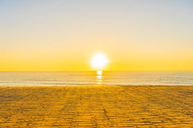 Günbatımlı ya da gün doğumlu güzel tropikal doğa deniz okyanusu