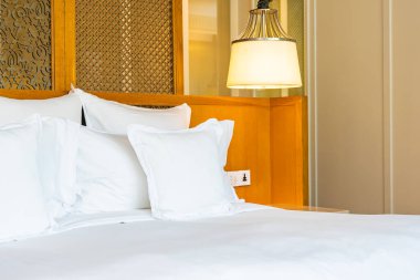 Yatak odasının iç tarafındaki yatak dekorasyonunda rahat beyaz yastık.