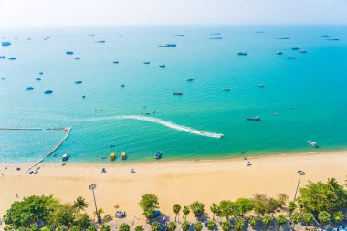 Beyaz bulut mavi gökyüzü ve Tayland 'ın Pattaya şehrindeki mimari yapı çevresindeki güzel tropikal sahil okyanus körfezi.