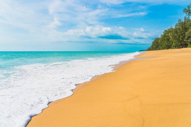 Beyaz bulutlu güzel tropikal deniz okyanusu ve doğa arka planı için mavi gökyüzü.