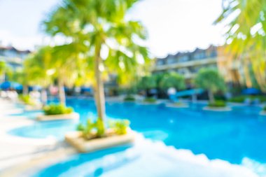 Otel tatil beldesinde tatil için kullanılan bulanık yüzme havuzu.