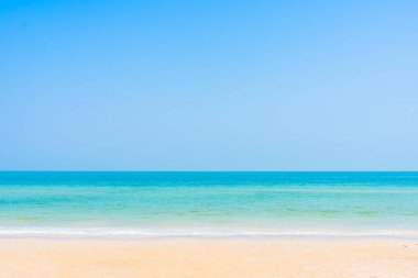 Deniz kıyısının güzel manzarası ve mavi gökyüzü tatil için beyaz bulut.