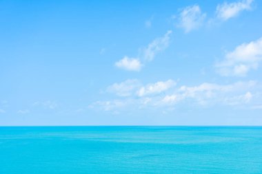 Yolculuk için mavi gökyüzü beyaz bulutlu güzel tropikal deniz okyanusu