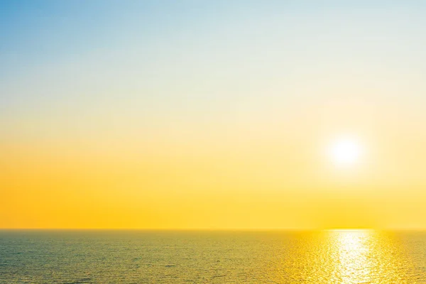 Gyönyörű Naplemente Vagy Napkelte Körül Tenger Óceán Öböl Felhő Égen — Stock Fotó