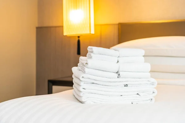 Witte Handdoek Deken Bed Decoratie Interieur Van Slaapkamer — Stockfoto