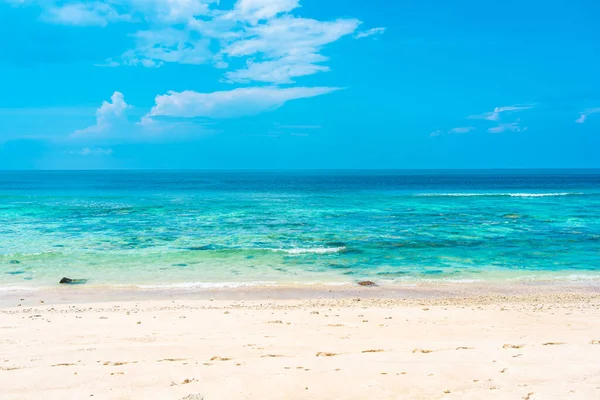 Hermosa Playa Tropical Vacía Mar Océano Con Nube Blanca Fondo —  Fotos de Stock