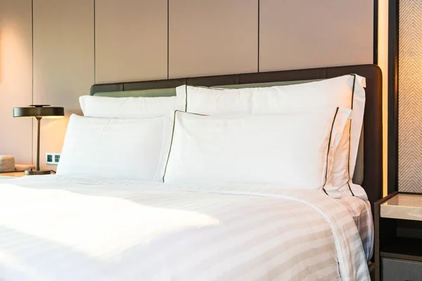 Weiße Bequeme Kissen Und Decken Auf Bettdekoration Schlafzimmer — Stockfoto