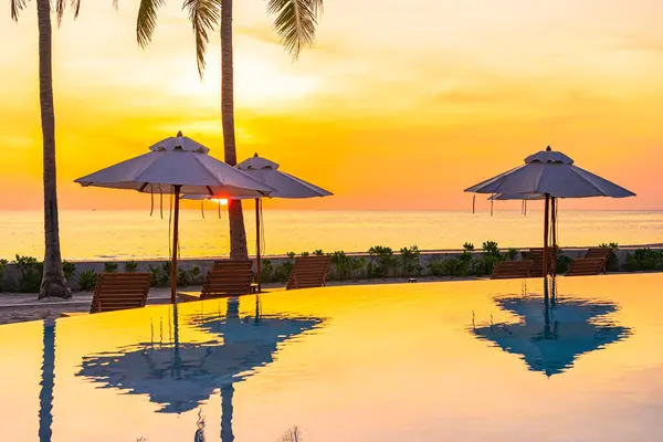 Sedia Sdraio Intorno Alla Piscina Hotel Resort Con Spiaggia Sul — Foto Stock