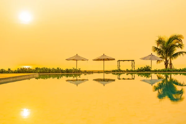 Sombrilla Silla Alrededor Piscina Aire Libre Complejo Hotelero Amanecer Atardecer —  Fotos de Stock