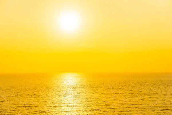 Hermosa Playa Tropical Mar Océano Con Nubes Cielo Atardecer Amanecer — Foto de Stock