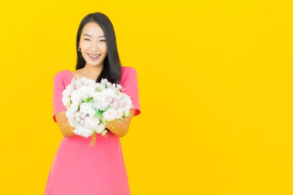 Portré Gyönyörű Fiatal Ázsiai Mosoly Virággal Sárga Színű Háttér — Stock Fotó