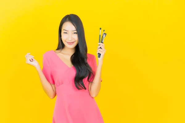 Portrait Belle Jeune Femme Asiatique Sourire Avec Maquillage Cosmétique Brosse — Photo