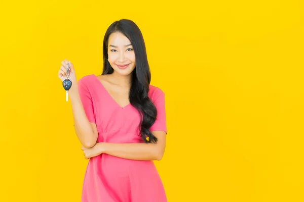 Retrato Bonito Jovem Asiático Mulher Sorriso Com Carro Chave Amarelo — Fotografia de Stock