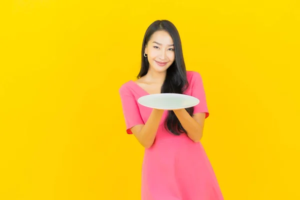 Portret Mooie Jonge Aziatische Vrouw Glimlach Met Lege Schotel Gele — Stockfoto