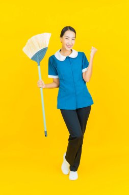 Güzel bir Asyalı kadın portresi ve sarı arka planda hareketli bir gülümseme.