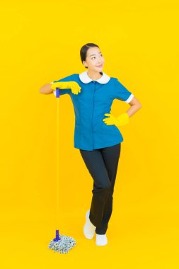 Güzel bir Asyalı kadın portresi ve sarı arka planda hareketli bir gülümseme.