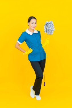 Güzel bir Asyalı kadın portresi ve sarı arka planda hareketli bir gülümseme.