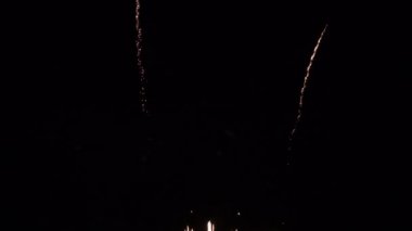 Gece gökyüzünde patlayan havai fişeklerin yakın çekim görüntüleri.