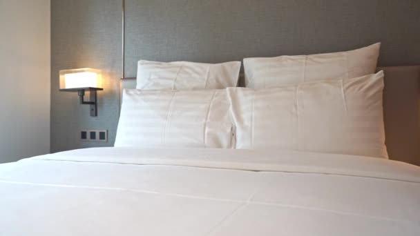 ปภาพของห องนอนตกแต งหร หราในโรงแรม — วีดีโอสต็อก