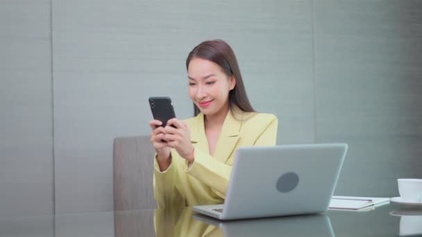 Imagens Bela Mulher Asiática Trabalhando Com Laptop — Vídeo de Stock