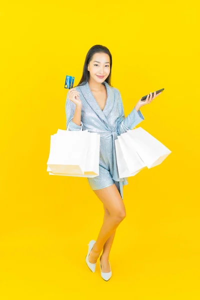Retrato Hermosa Joven Mujer Asiática Sonrisa Con Bolsa Compras Color — Foto de Stock