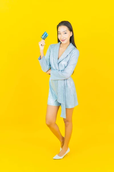 Portret Mooie Jonge Aziatische Vrouw Glimlach Met Credit Card Gele — Stockfoto