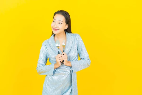 Retrato Hermosa Joven Mujer Asiática Sonrisa Con Cuchara Tenedor Sobre — Foto de Stock