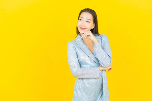 Portret Mooie Jonge Aziatische Vrouw Glimlach Met Actie Gele Kleur — Stockfoto