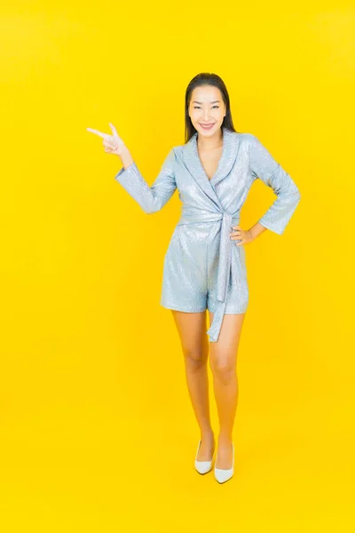 Portret Mooie Jonge Aziatische Vrouw Glimlach Met Actie Gele Kleur — Stockfoto