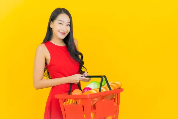 Портрет Красивая Молодая Азиатская Женщина Улыбка Корзиной Супермаркета Желтом Фоне — стоковое фото