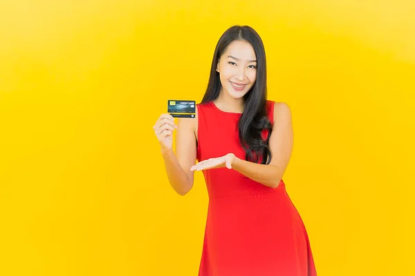 Πορτρέτο Όμορφη Νεαρή Ασιατική Γυναίκα Χαμόγελο Πιστωτική Κάρτα Κίτρινο Χρώμα — Φωτογραφία Αρχείου