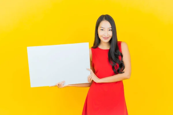 Portret Mooie Jonge Aziatische Vrouw Glimlach Met Lege Witte Billboard — Stockfoto