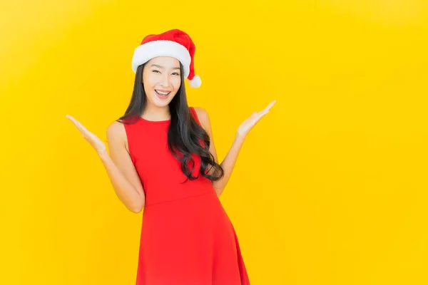 Retrato Bonito Jovem Asiático Mulher Desgaste Santa Chapéu Hairband Amarelo — Fotografia de Stock