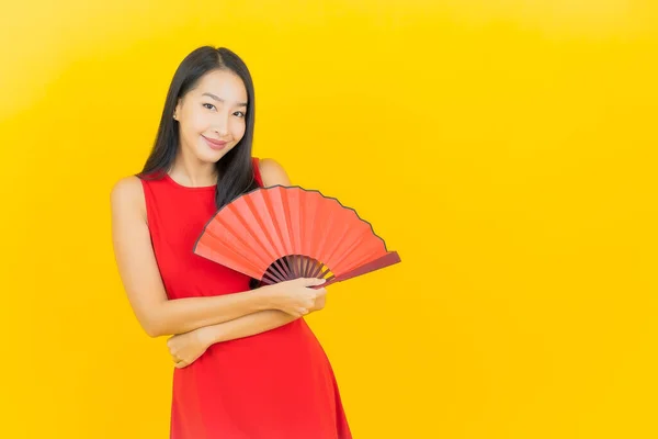 Portré Gyönyörű Fiatal Ázsiai Kínai Rajongó Sárga Színű Háttér — Stock Fotó