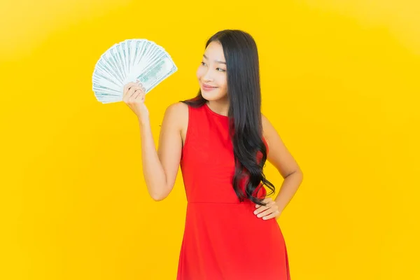 Portré Gyönyörű Fiatal Ázsiai Mosoly Egy Csomó Készpénz Pénz Sárga — Stock Fotó