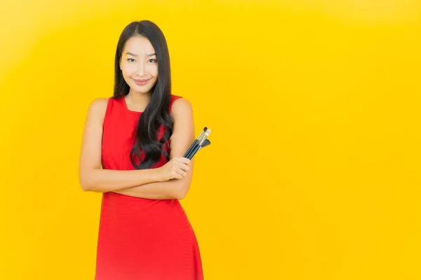 Portrait Belle Jeune Femme Asiatique Avec Pinceau Cosmétique Sur Fond — Photo