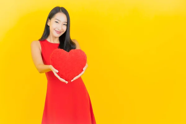 Retrato Bonito Jovem Asiático Mulher Sorriso Com Coração Travesseiro Forma — Fotografia de Stock